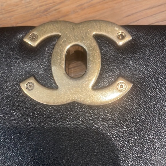 2021 Chanel 19 in Black. Very good condition - Picture 8 of 12